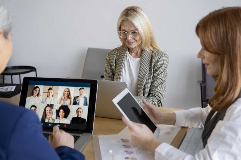 women working helpdesk